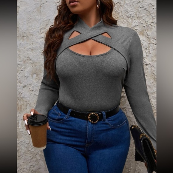 Plus-size black cutout front top - Picture 4 of 16